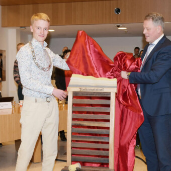 Jeugddijkgraaf Darian Tetterode Ravestein bij de onthulling van de Toekomststoel