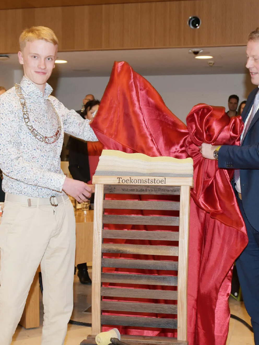 Jeugddijkgraaf Darian Tetterode Ravestein bij de onthulling van de Toekomststoel