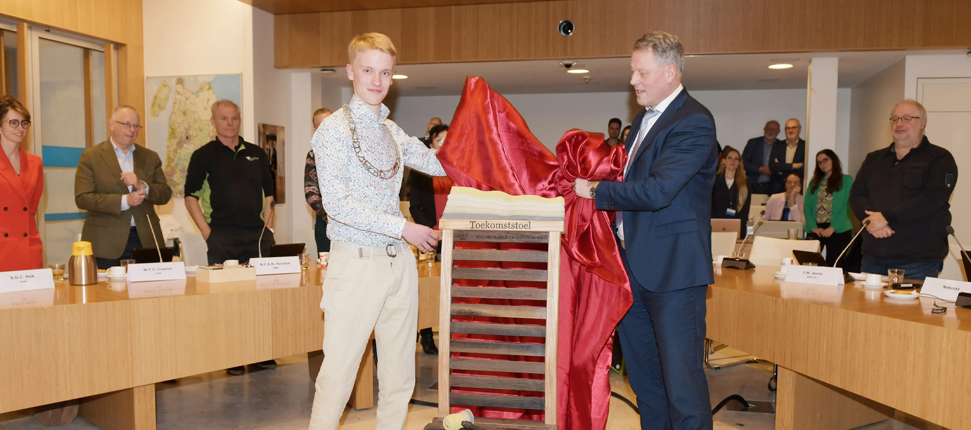 Jeugddijkgraaf Darian Tetterode Ravestein bij de onthulling van de Toekomststoel