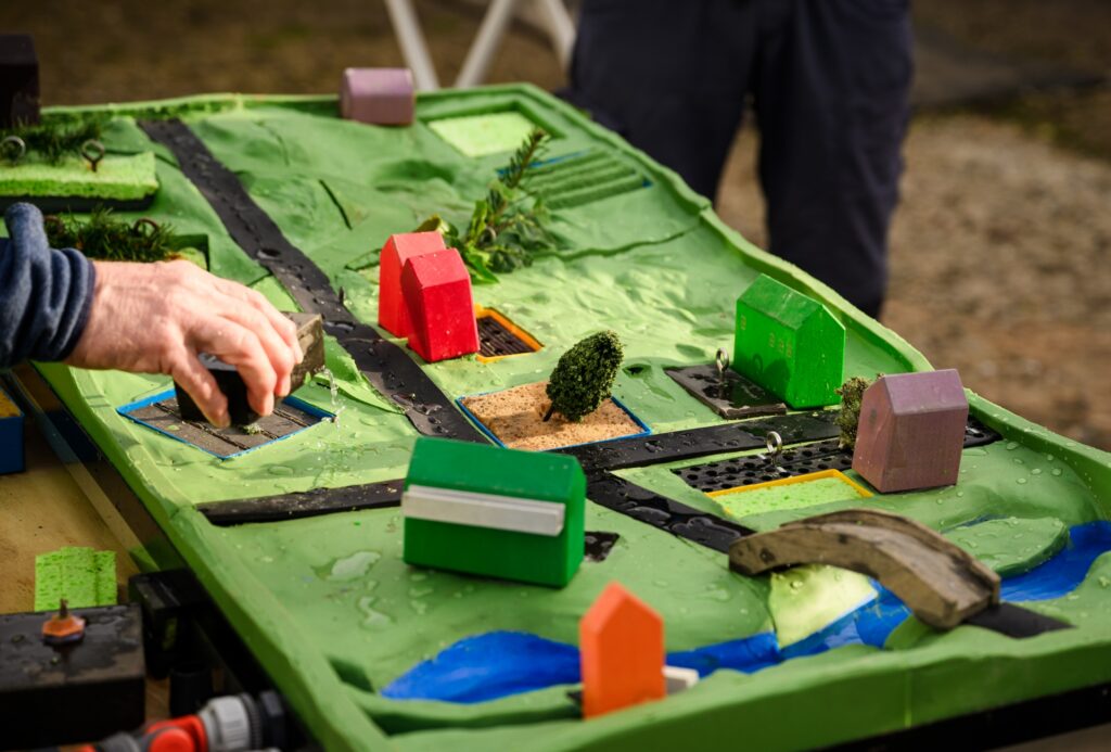 Demonstratie van een infiltratiestrook op een maquette om het Geuldal klimaatrobuuster te maken