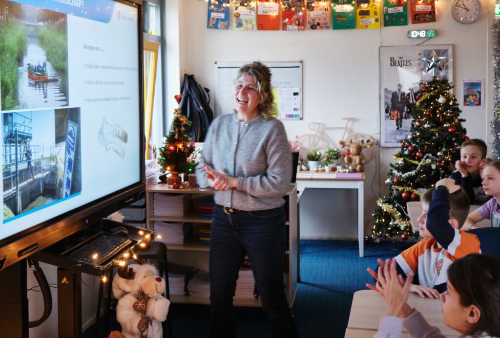 Educatiemedewerkers Jolette geeft een interactieve gastles op basisschool De Kreek.