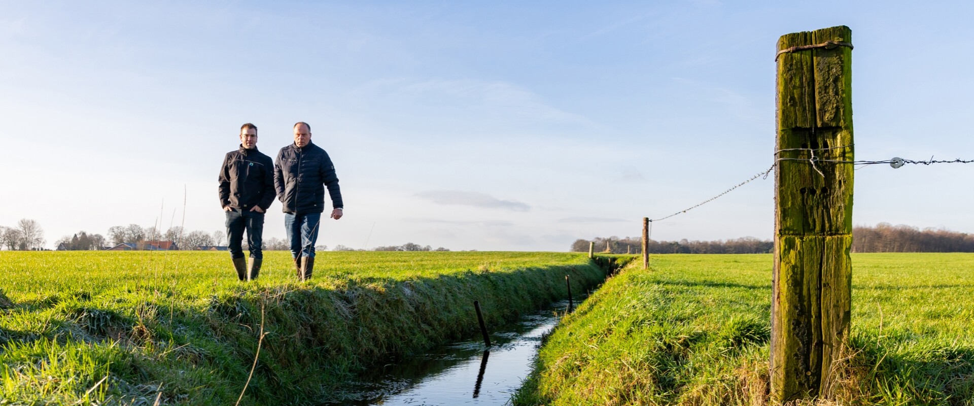 Gebiedsmakelaar Daniël Nieuwenhuis van Rijn & IJssel en de Lieveldse melkveehouder Rob Groot Kormelinck