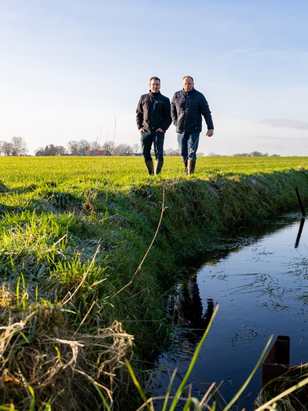 Gebiedsmakelaar Daniël Nieuwenhuis van Rijn & IJssel en de Lieveldse melkveehouder Rob Groot Kormelinck