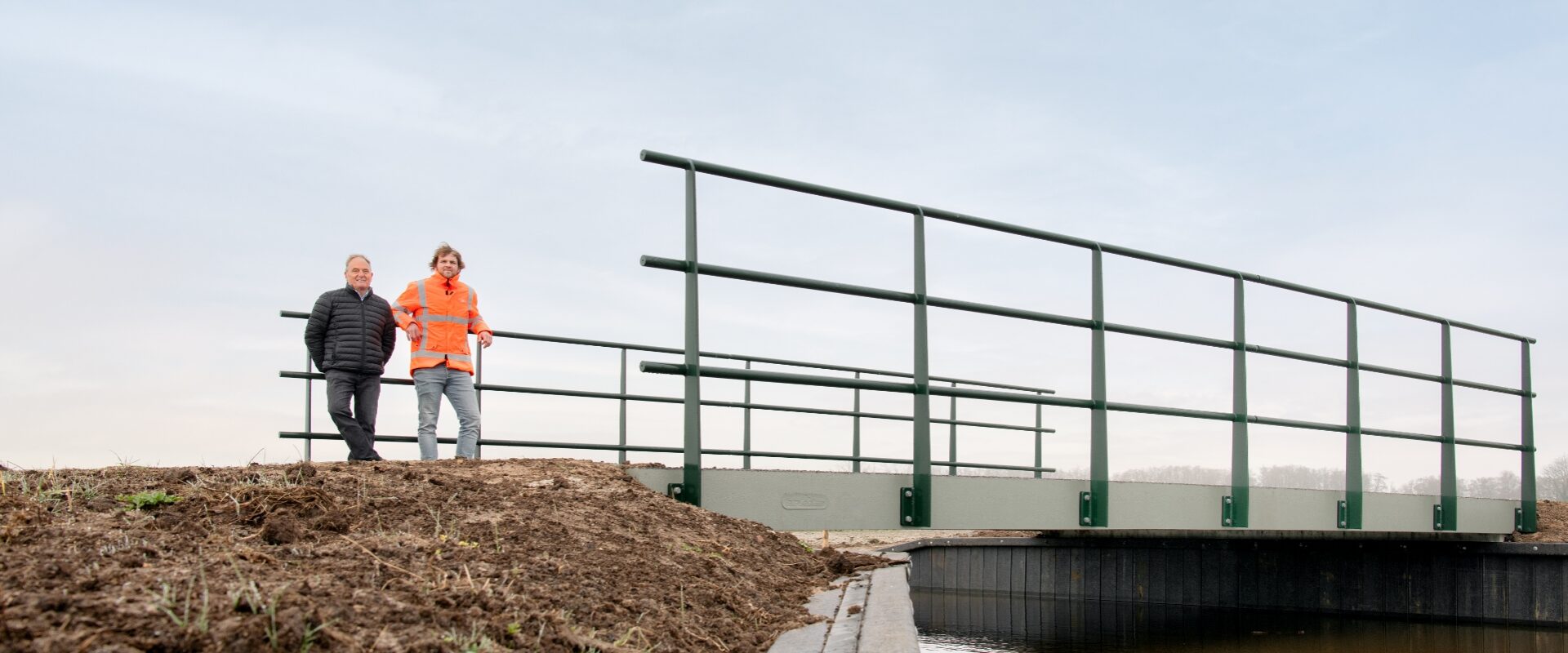 Waterschap Drents Overijsselse Delta (WDODelta) verving twee oude bruggen door nieuwe exemplaren van composiet waarin onder andere PET-flessen zijn verwerkt.