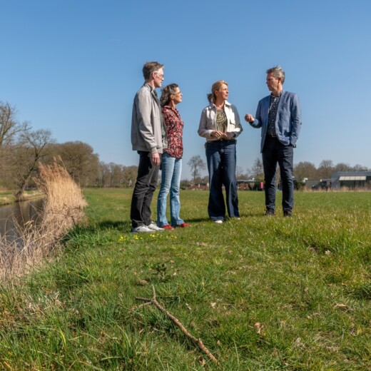 Henk, Ingeborg en Joost van Waterschap De Dommel in gesprek met bewoner Heidi.