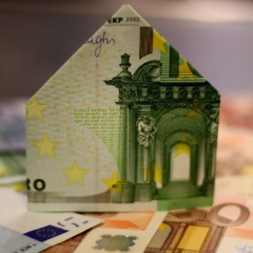 Huisje gevouwen van een geldbiljet van 100 euro