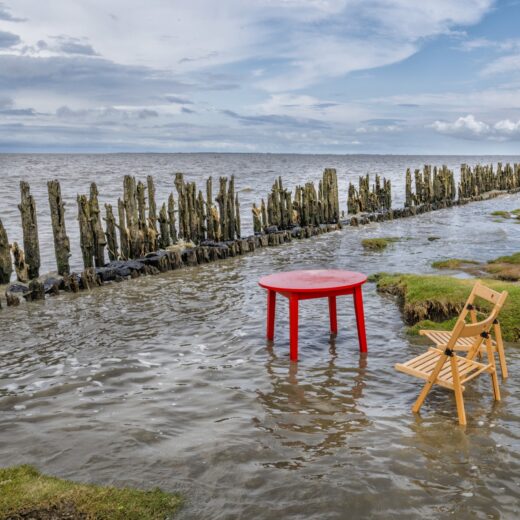Stoel en tafel in hoog water bij Moddergat